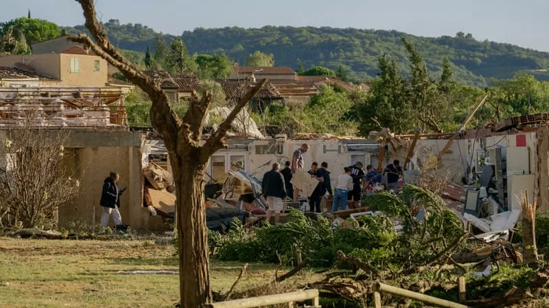 UN « FILM CATASTROPHE »: LE RÉCIT DU PASSAGE DE LA TORNADE QUI A DÉVASTÉ UN VILLAGE DE L’AUDE ET FAIT 39 BLESSÉS