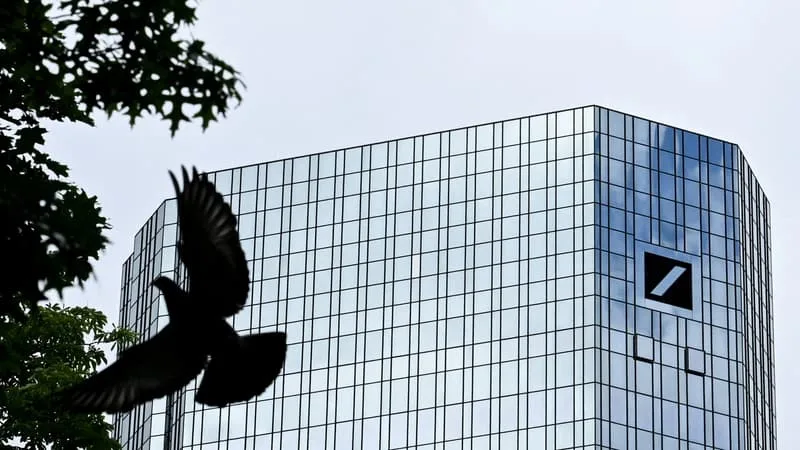 NEUF ANS APRÈS LA RÉVÉLATION DU SCANDALE « CUM-EX », LE SIÈGE DE LA DEUTSCHE BANK EST PERQUISITIONNÉ À FRANCFORT POUR SUSPICION DE FRAUDE FISCALE