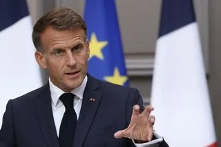 EMMANUEL MACRON INVITÉ AU 20 HEURES : CARBURANTS, MOYEN-ORIENT, MENACE RUSSE… DE QUOI VA-T-IL PARLER ?