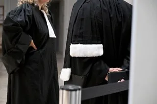 IL EST SUSPECTÉ DE DÉTENTION ILLÉGALE D’ARME, DE RECEL ET D’USAGE DE DROGUE : SON PROCÈS DOIT ÊTRE RENVOYÉ