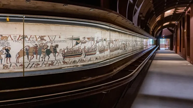 « SOUS PROTECTION POLICIÈRE », LA TAPISSERIE DE BAYEUX DÉCLENCHE UN ENTHOUSIASME INÉDIT À LONDRES