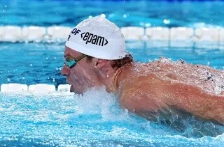 CHAMPIONNATS D’EUROPE DE NATATION. LÉON MARCHAND SE QUALIFIE SANS FORCER POUR LES DEMI-FINALES DU 200 M PAPILLON