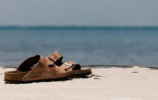À SES CRÉATEURS OU À TOUT LE MONDE ? À QUI APPARTIENT LE DESIGN DES BIRKENSTOCK DONT LES COPIES CARTONNENT AUSSI ?