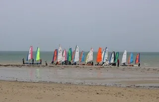 DANS LA MANCHE, OÙ PRATIQUER LES SPORTS DE GLISSE ET LE CHAR À VOILE CET ÉTÉ ?