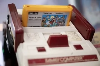 « DES DIZAINES DE MILLIERS DE DOLLARS » : IL DÉCOUVRE PAR HASARD 97 CARTOUCHES RARISSIMES DE SUPER MARIO BROS