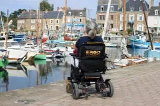 « AU CONCERT, JE N’AI VU QUE DES DOS » : HANDICAPÉE, ELLE DÉPLORE L’ABSENCE D’AMÉNAGEMENTS DANS CE FESTIVAL EN BRETAGNE