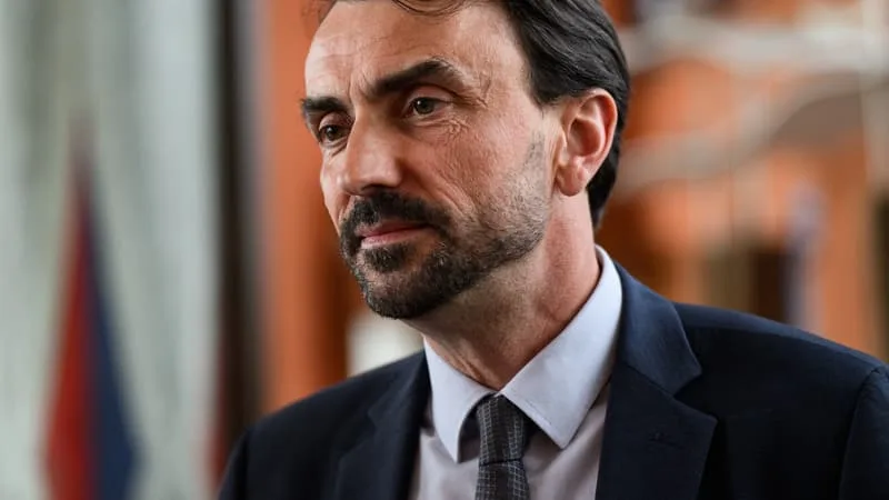 « PAS À LA HAUTEUR »: GRÉGORY DOUCET POINTE LA FAÇON DONT L’ÉQUIPE DE JEAN-MICHEL AULAS A GÉRÉ LA PLAINTE POUR VIOL VISANT SON COMMUNICANT DE CAMPAGNE