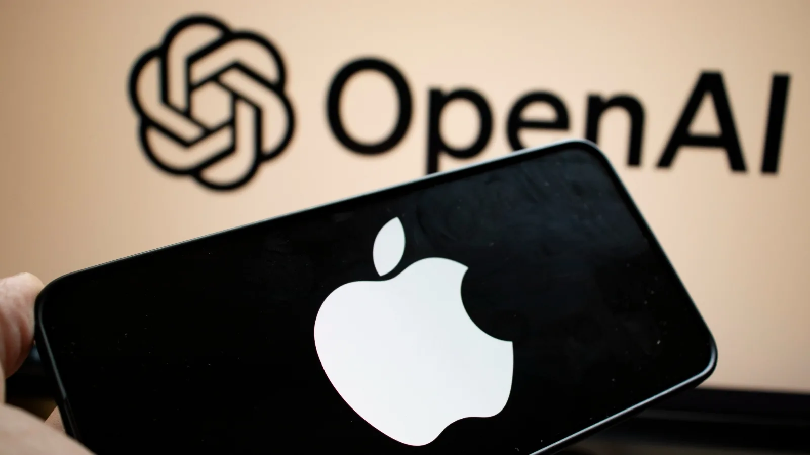 APPLE ACCUSE OPENAI DE LUI AVOIR VOLÉ SES SECRETS, ET L’OMBRE DE JONY IVE PLANE SUR L’AFFAIRE