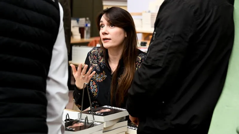« ELLE N’ENVISAGE DE REVENIR QUE LORSQUE L’ARRÊTÉ D’EXPULSION AURA ÉTÉ SUSPENDU OU ANNULÉ »: L’AVOCAT DE XENIA FEDOROVA ASSURE QUE LA CHRONIQUEUSE PRO-KREMLIN EST « À L’ÉTRANGER »
