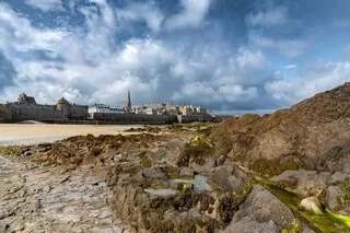 CES CINQ VILLES EN BRETAGNE FIGURENT PARMI LES DESTINATIONS PRÉFÉRÉES DES FRANÇAIS POUR LES VACANCES D’ÉTÉ