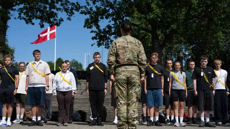 IL VOUDRAIT FORMER 6.500 JEUNES PAR AN, MAIS NE COMPTE ACTUELLEMENT QUE 18.000 SOLDATS: LE DANEMARK TRIPLE LA DURÉE DE SON SERVICE MILITAIRE POUR DÉFENDRE LE GROENLAND FACE AUX MENACES RUSSO-AMÉRICAINE