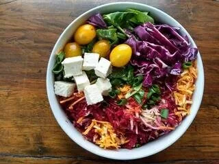 FAUT-IL VRAIMENT NE MANGER QUE DES SALADES ? VOICI LES CONSEILS D’UNE SPÉCIALISTE POUR S’ALIMENTER SOUS 40 °C