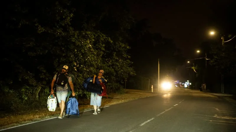 INCENDIES: DES DIZAINES DE MILLIERS DE PERSONNES ÉVACUÉES DE LA PRESQU’ÎLE DU CAP FERRET MENACÉE PAR LES FLAMMES