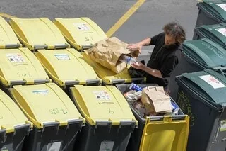 BOUTEILLES COMPACTÉES, POTS DE YAOURT EMPILÉS… CES DIX ERREURS QUE L’ON NE DEVRAIT PLUS COMMETTRE AVEC LA POUBELLE JAUNE