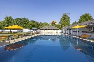 ENVAHIE PAR LES FRANÇAISES, CETTE PISCINE ALLEMANDE POUR FEMMES DÉCIDE DE RESTREINDRE SON ACCÈS