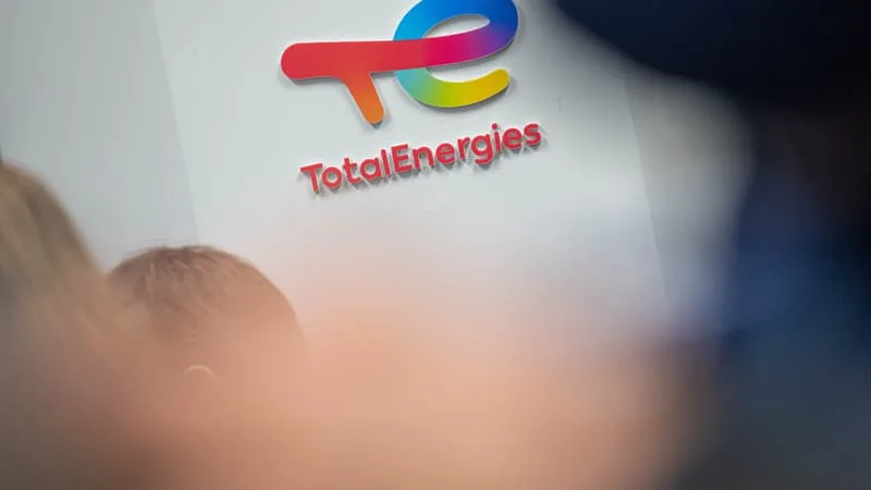 COUP DUR POUR TOTALENERGIES: LA JUSTICE LUI IMPOSE DÉSORMAIS D’INTÉGRER LES ÉMISSIONS DE SES CLIENTS (CE QUI POURRAIT ENTRAINER DES CONTENTIEUX)