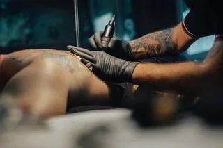 DROIT DU TRAVAIL. UN EMPLOYEUR PEUT-IL LICENCIER UN SALARIÉ POUR LE PORT DE CERTAINS TATOUAGES ? ON VOUS RÉPOND