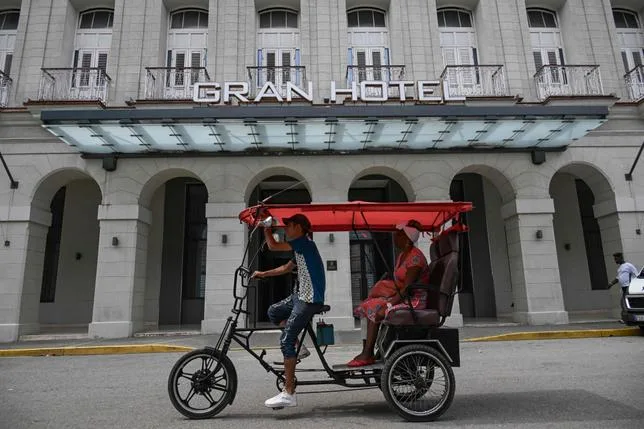 À CUBA, LA DÉBANDADE DES COMPAGNIES HÔTELIÈRES QUI “CÈDENT FACE À TRUMP”