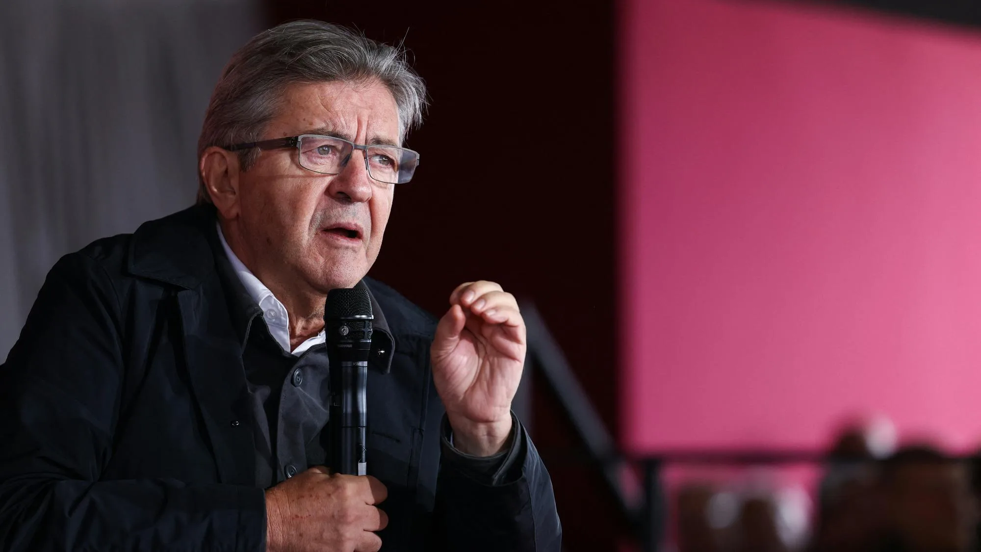 JEAN-LUC MÉLENCHON AU DÉFI DE RÉINVENTER SA CAMPAGNE FACE À DES SONDAGES FLATTEURS