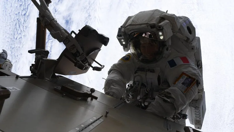 « VOUS AVEZ FAIT UN EXCELLENT TRAVAIL »: L’ASTRONAUTE FRANÇAISE SOPHIE ADENOT A RÉALISÉ SA TROISIÈME SORTIE DANS L’ESPACE