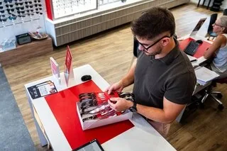 ÉCLIPSE SOLAIRE DU 12 AOÛT : DES LUNETTES DE PROTECTION INDISPENSABLES, MAIS GARE À LA PÉNURIE !