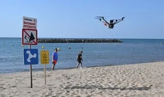 « IL VA NOUS PERMETTRE DE GAGNER DU TEMPS » : DANS L’HÉRAULT, UN DRONE LANCEUR DE BOUÉES AU SECOURS DES NAGEURS