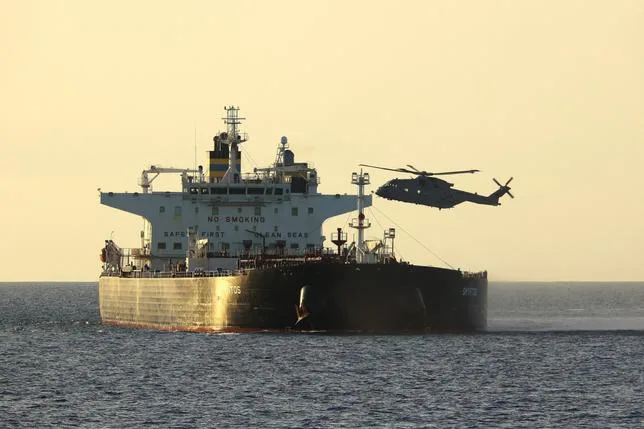LA MARINE BRITANNIQUE INTERCEPTE UN PÉTROLIER DE LA FLOTTE FANTÔME RUSSE DANS LA MANCHE