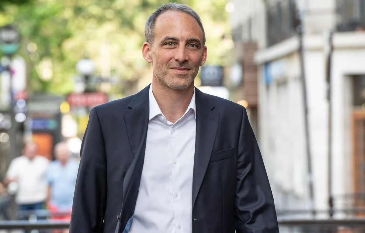 PRÉSIDENTIELLE 2027 : « C’EST FLOU »… POURQUOI RAPHAËL GLUCKSMANN PREND-IL AUTANT SON TEMPS POUR ÊTRE CANDIDAT ?
