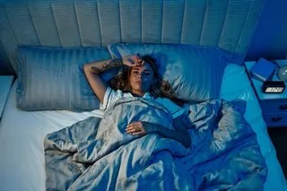 POURQUOI SOMMES-NOUS PARFOIS RÉVEILLÉS PAR LA SENSATION DE TOMBER ?