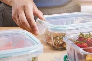 VOICI LES ALIMENTS QU’IL NE FAUT SURTOUT PAS CONSERVER DANS DES BOÎTES EN PLASTIQUE