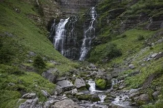 UN DEUXIÈME MORT DANS UNE COULÉE DE LAVE TORRENTIELLE EN HAUTE-SAVOIE : SITE FERMÉ, ALERTE ORAGES… CE QUE L’ON SAIT