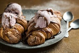 « ON A DÉJÀ DÉCLARÉ LA GUERRE POUR MOINS QUE ÇA » : LE CROISSANT À LA GLACE, CETTE TENDANCE QUI DIVISE LES INTERNAUTES