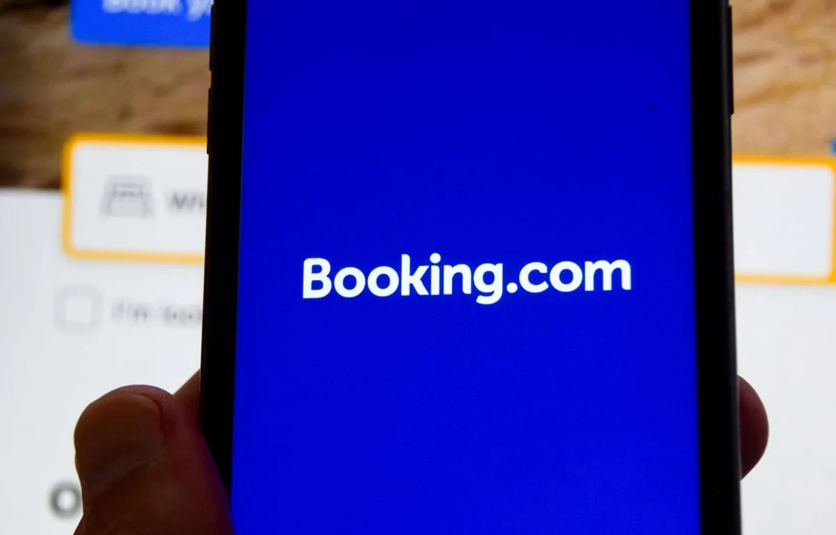 EXPULSÉS DE LEUR LOGEMENT À CAUSE DE TRAVAUX, ILS DÉCOUVRENT QUE LEUR APPARTEMENT EST LOUÉ À PRIX D’OR SUR BOOKING