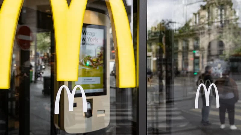 JUSQU’À 250.000 EUROS D’AMENDE SI MCDONALD’S AFFIRME ENCORE VISER LA « NEUTRALITÉ CARBONE »: EN ALLEMAGNE, L’ENSEIGNE CONDAMNÉE À NE PAS FAIRE DE PROMESSES TROP « VAGUES »