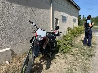 UNE MOTO ET UNE VOITURE SE RENTRENT « DOUCEMENT » DEDANS À CE CROISEMENT DANS LE MAINE-ET-LOIRE, PAS DE BLESSÉS GRAVES