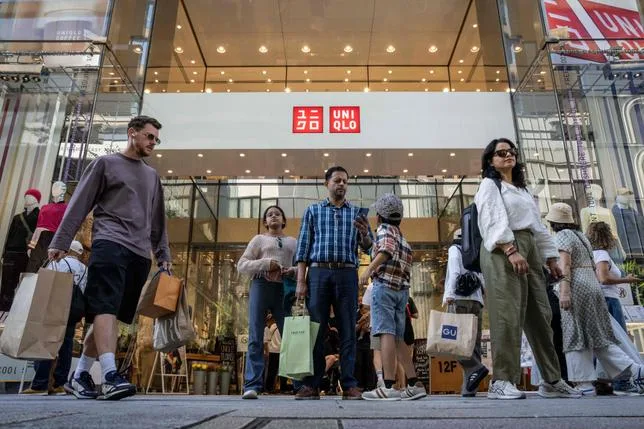 UNIQLO PASSE LA SECONDE ET TALONNE DÉSORMAIS H&M