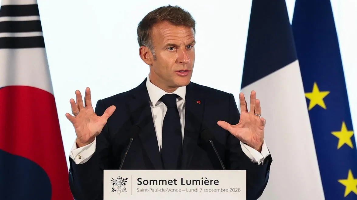 AU SOMMET LUMIÈRE, MACRON VEUT FAIRE PLIER YOUTUBE AUX MÊMES OBLIGATIONS QUE NETFLIX ET CONSORTS