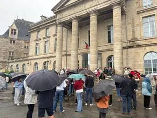 MORT DE LYHANNA. À ALENÇON, 150 PERSONNES RÉUNIES POUR RENDRE HOMMAGE ET DÉNONCER « LE MANQUE DE MOYENS » DE LA JUSTICE