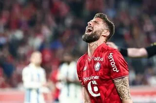 LILLE OSC. OLIVIER GIROUD REMPILE POUR UN AN SUPPLÉMENTAIRE AVEC LES DOGUES