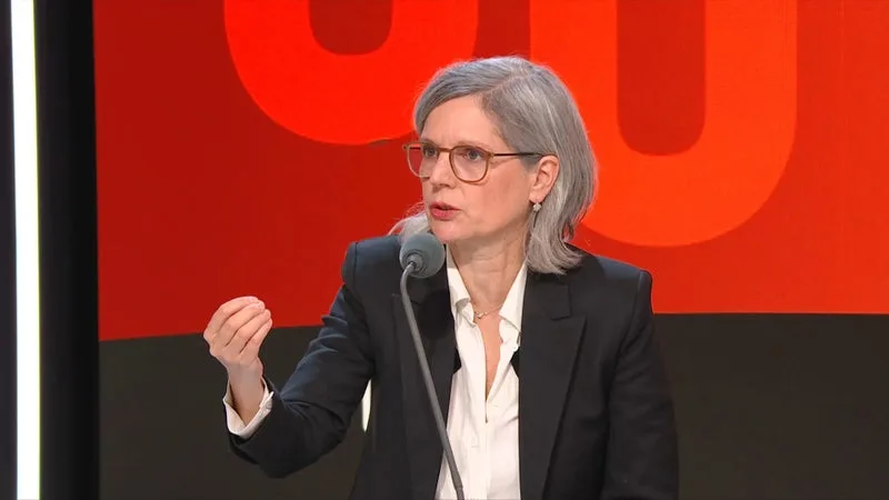 « Y-A-T-IL EU UN MORT À RÉPUBLIQUE? IL FAUT QU’IL RÉPONDE »: SANDRINE ROUSSEAU DEMANDE DES COMPTES À LAURENT NUNEZ SUR LE 17 OCTOBRE