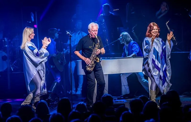 ABBA REND HOMMAGE À SA MANAGER, GÖREL HANSER, DÉCÉDÉE À 76 ANS