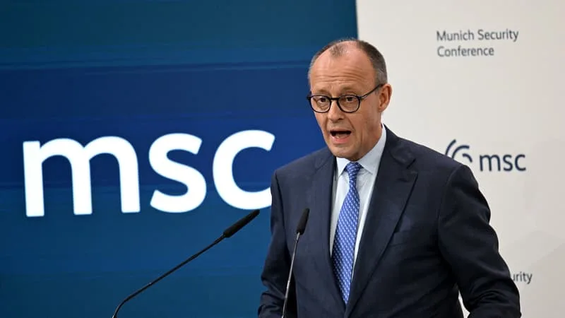 LES JEUNES AURONT DE MEILLEURES PENSIONS QUE LES RETRAITÉS ACTUELS, ASSURE LE GOUVERNEMENT ALLEMAND MAIS À DEUX CONDITIONS: TRAVAILLER AU-DELÀ DE 67 ANS ET FAIRE COTISER LES ACTIFS SUR LES MARCHÉS FINANCIERS