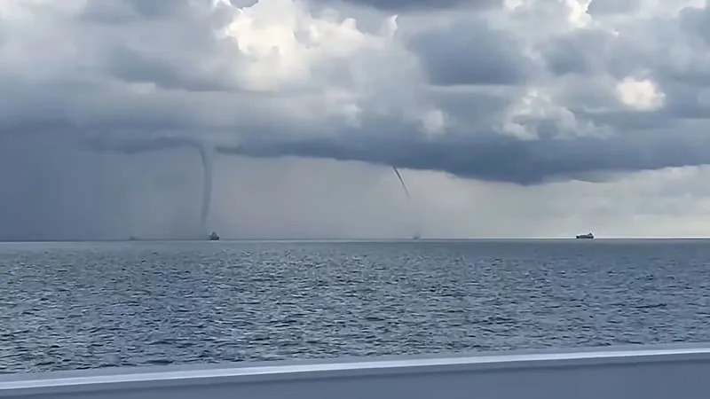 « UN SPECTACLE EXCEPTIONNEL »: UNE DOUBLE TROMBE MARINE OBSERVÉE AU LARGE DE LA BAIE DE SEINE LORS DES ORAGES EN NORMANDIE