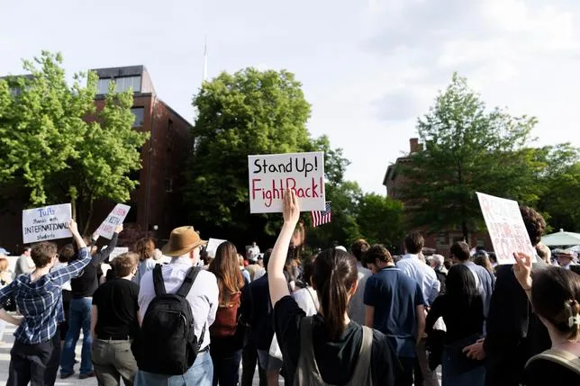 L’ADMINISTRATION TRUMP SÉVIT CONTRE LES ÉTUDIANTS ET LES TRAVAILLEURS ÉTRANGERS