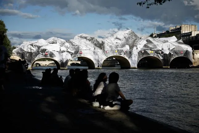 L’ŒUVRE “LA CAVERNE DU PONT-NEUF” DE L’ARTISTE JR VIT DES DÉBUTS TOURMENTÉS