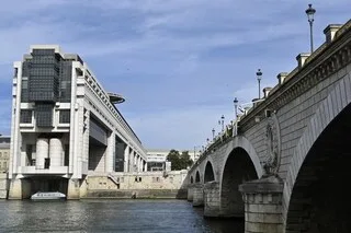 LE DÉFICIT DE LA FRANCE S’ENVOLE ET ELLE DOIT EMPRUNTER AU PRIX FORT