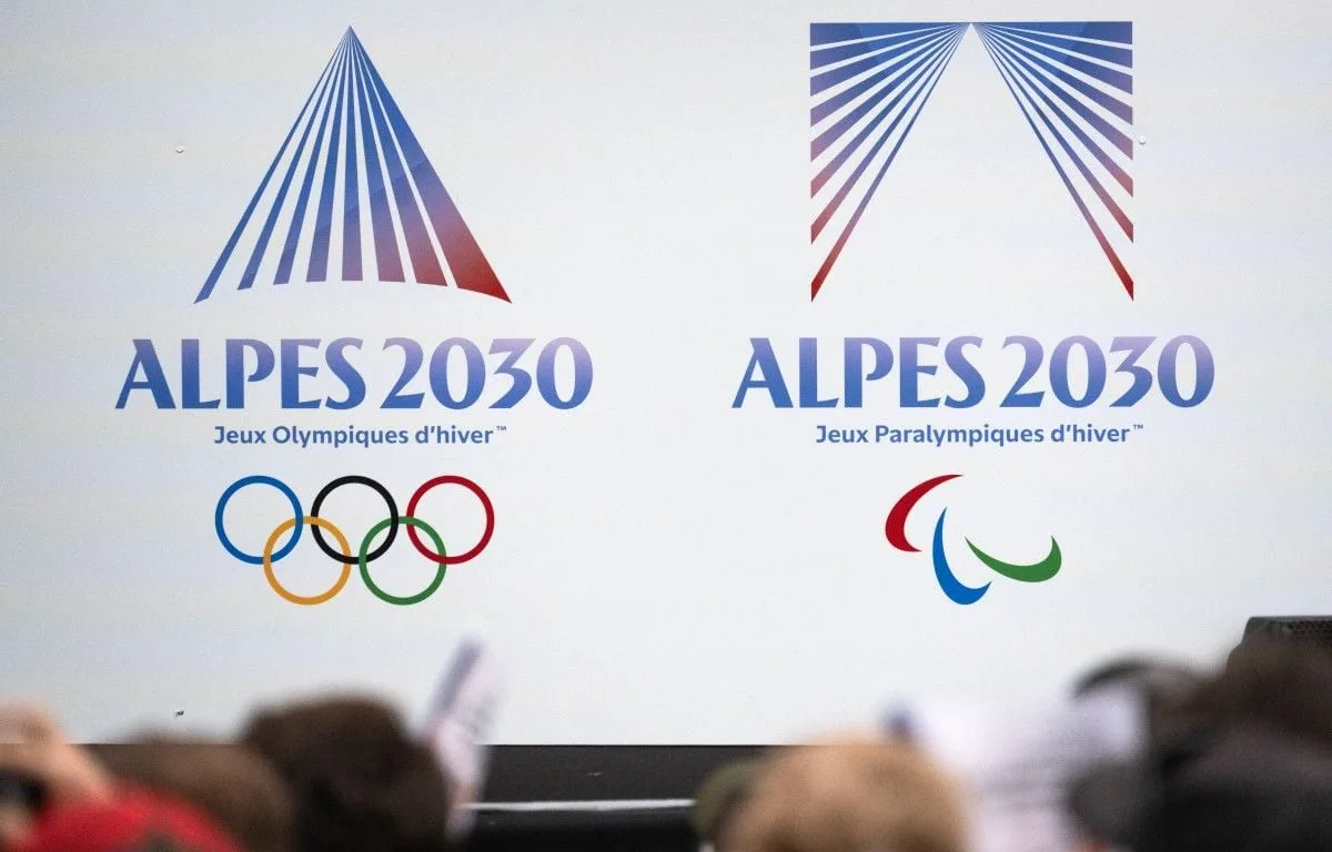 « UNE MONTAGNE, UNE PYRAMIDE, UNE LUMIÈRE »… VOICI LES EMBLÈMES DES JO D’HIVER ALPES 2030