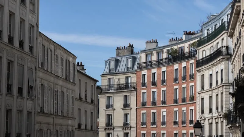 LA REPRISE AURA ÉTÉ DE COURTE DURÉE POUR LE MARCHÉ IMMOBILIER: APRÈS UN REBOND À 950.000 VENTES L’ANNÉE DERNIÈRE, LE NOMBRE DE TRANSACTIONS VA REDESCENDRE ENTRE 900 ET 920.000 EN 2026