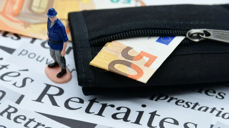 « SI ON A UN SEUIL DE PENSION BAS, CELA TOUCHERAIT DES RETRAITÉS PAS SI AISÉS QUE CELA »: LA PISTE INFLAMMABLE DU GEL PARTIEL DES RETRAITES REVIENT DANS LE DÉBAT BUDGÉTAIRE POUR ÉCONOMISER PLUSIEURS MILLIARDS D’EUROS