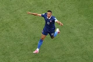 COUPE DU MONDE. « ON S’EN FICHE, IL MARQUE 40 BUTS PAR SAISON » : SEEDORF DÉFEND MBAPPÉ, TANCÉ POUR SON APPORT DÉFENSIF